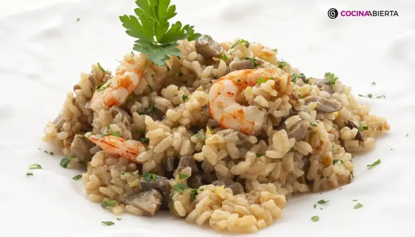 Arroz con setas y gambas congeladas: receta rápida y deliciosa