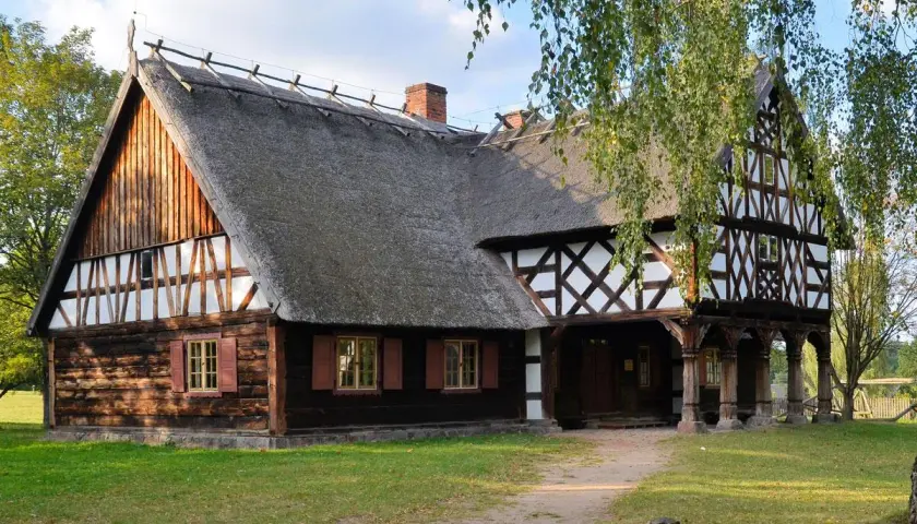 Skansen w Polsce: odkryj niezwykłe miejsca pełne tradycji i historii