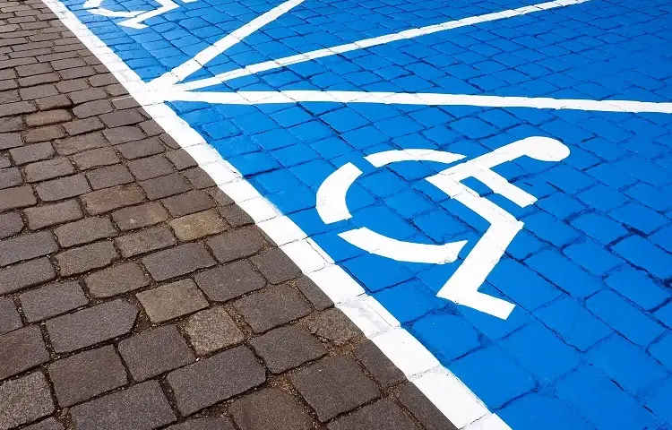 Ile miejsc dla niepełnosprawnych? Sprawdź przepisy i wymagania