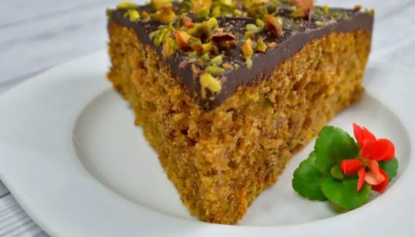 Najlepsze domowe ciasto marchewkowe z pistacjami: przepis krok po kroku