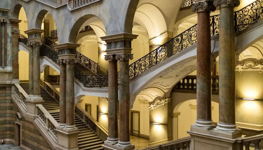 Jak wygląda rozprawa w sądzie? Poznaj kluczowe informacje i wskazówki