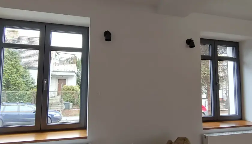 Jak wybrać idealne parapety wewnętrzne do ciemnych okien? Porady i inspiracje