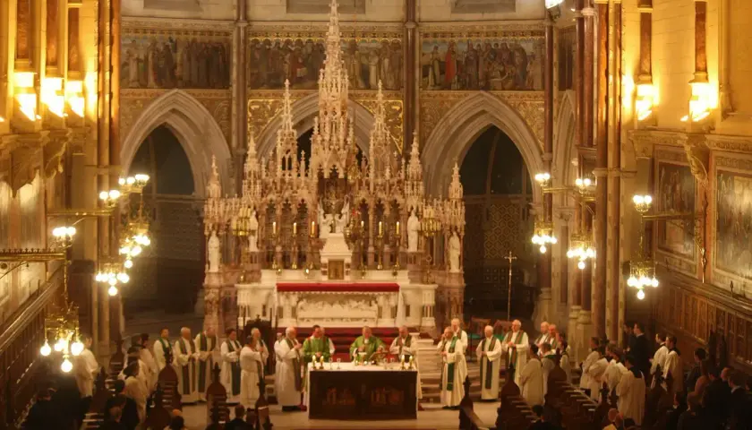 Czym jest msza gregoriańska? Definicja, historia i znaczenie w liturgii