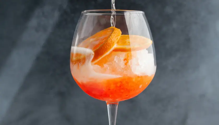 Najlepsze przepisy na drinki z cydrem, które zaskoczą Twoich gości