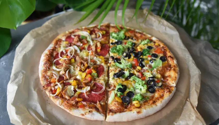 Ile kawałków ma pizza? Odkryj, jak różne rozmiary wpływają na ilość