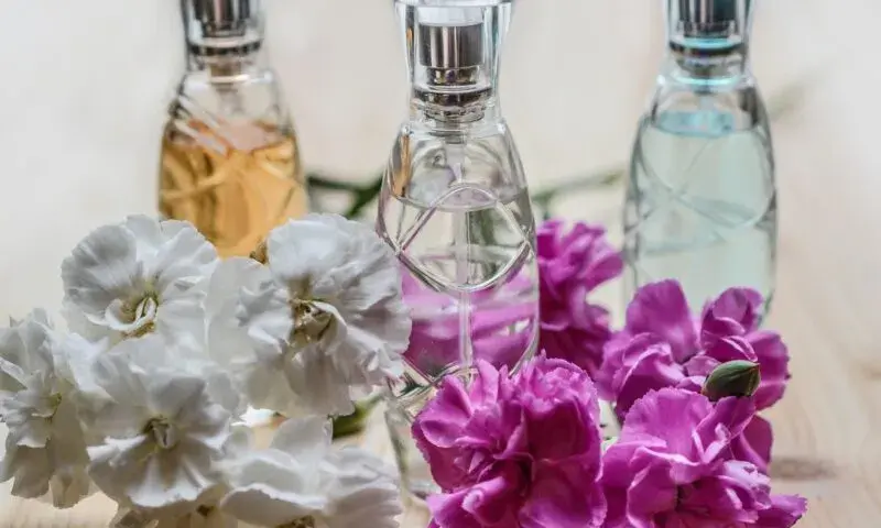 Najlepsze perfumy damskie na lato: świeże i trwałe zapachy 2023