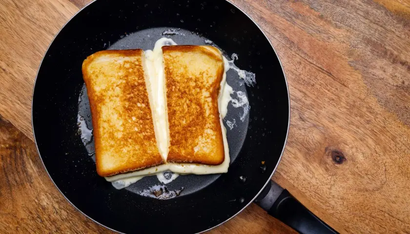 Najlepszy sposób na zrobienie pysznego tosta na patelni w 5 prostych krokach