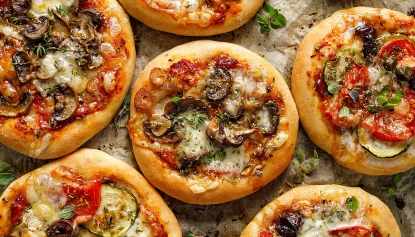 Pyszne pizzerinki przepis na ciasto, które zaskoczą Twoich gości