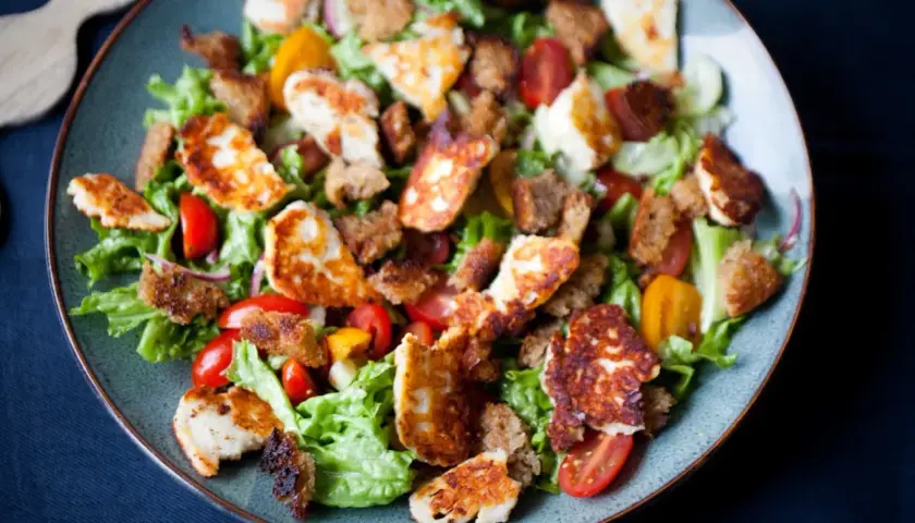 Sałatka z serem halloumi i suszonymi pomidorami - przepis krok po kroku