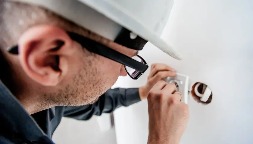 Technik elektryk co robi: kluczowe zadania i umiejętności w pracy