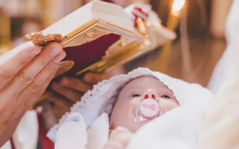 Ile trwa chrzest w kościele? Zaskakujące fakty o ceremonii
