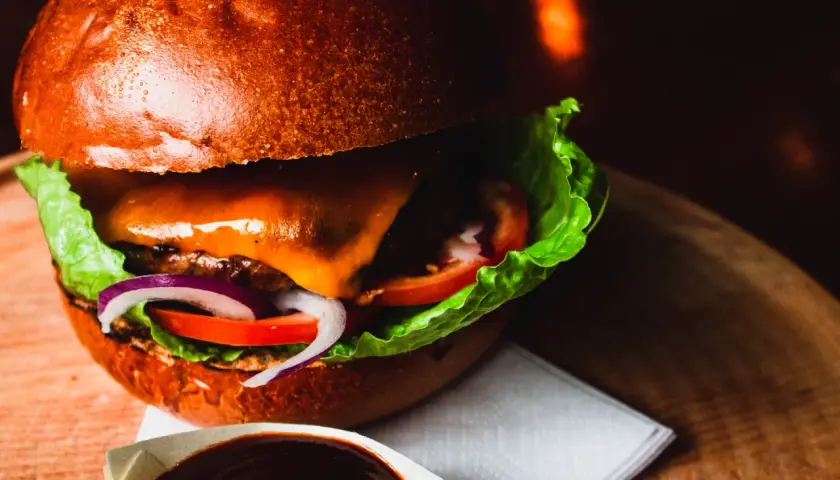 Jakie dodatki do burgera poprawią smak i zachwycą gości