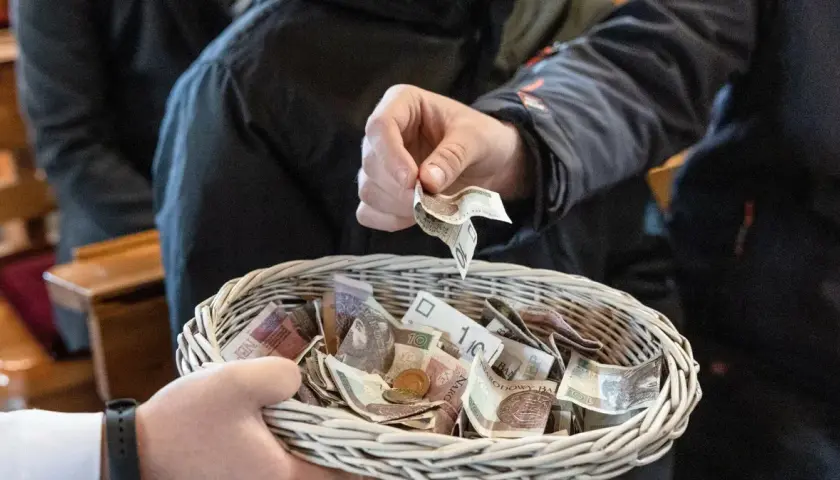 Ile zarabia organista w kościele? Zaskakujące fakty o wynagrodzeniach