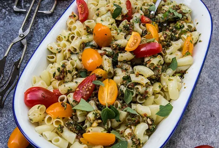 Pesto na zimno czy ciepło? Odkryj najlepsze sposoby podawania