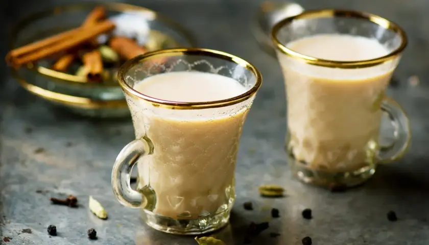 Aromatyczna indyjska herbata - przepis na prawdziwą masala chai z przyprawami