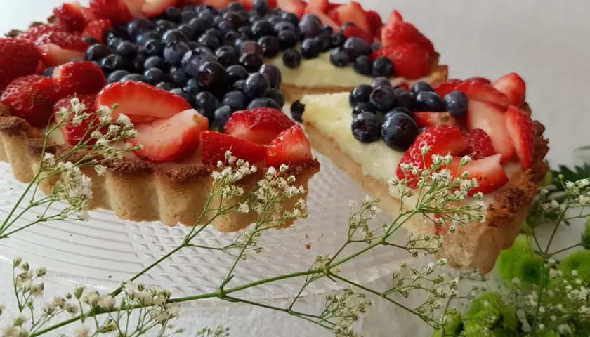 Fit tarta z owocami i budyniem: przepis na zdrowy deser