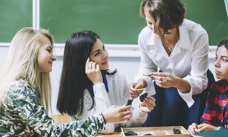 Kim jest pedagog szkolny i jakie ma zadania w placówkach edukacyjnych?