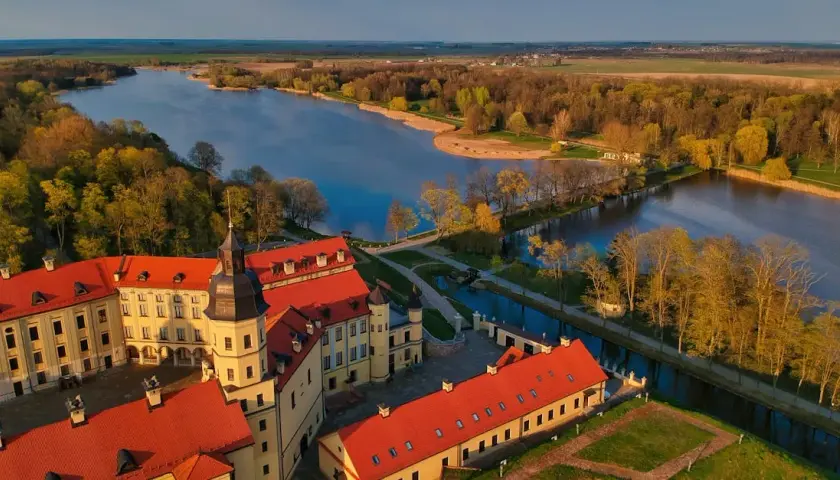 Najlepsze miejsca do zwiedzania i atrakcje Warmii i Mazur na mapie