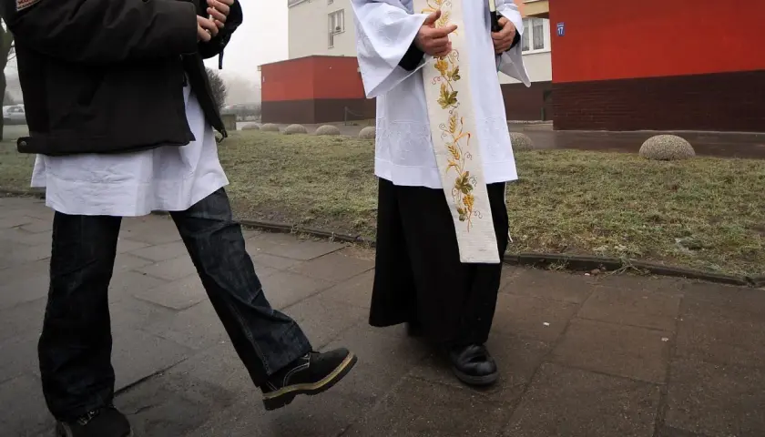 Co się mówi jak ksiądz wychodzi z domu? Poznaj prawidłowe zwroty i zasady