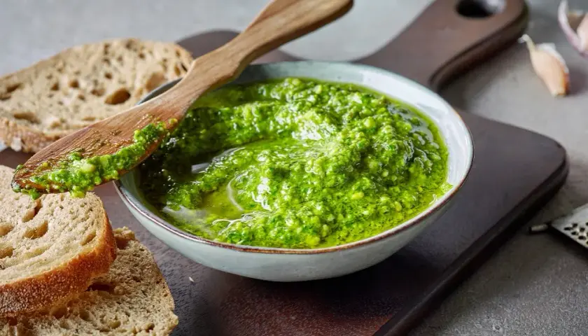 Jak zrobić pesto bazyliowe - prosta receptura, która zachwyci smakiem