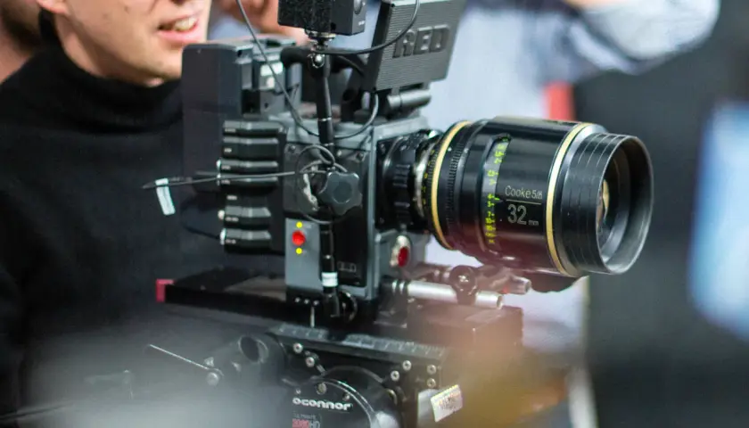 Produkcja filmów reklamowych: proces, etapy i znaczenie