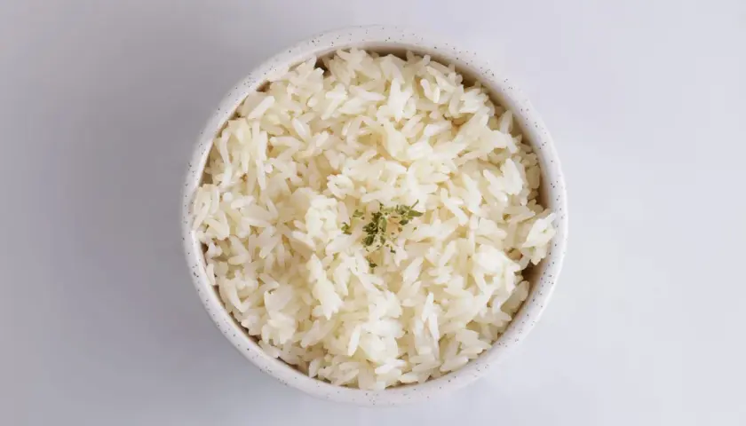 Jak podgrzać ryż bez mikrofalówki? Skuteczne metody i porady