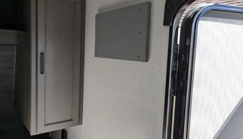 Jak podłączyć telewizor w przyczepie kempingowej bez problemów?
