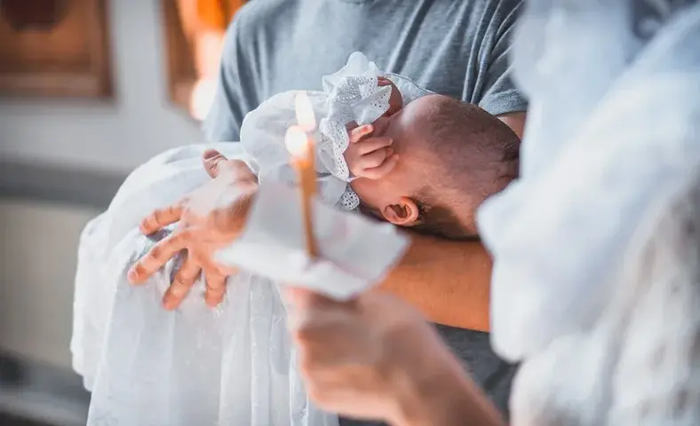 Ile ksiądz bierze za chrzest? Sprawdź, ile naprawdę musisz zapłacić