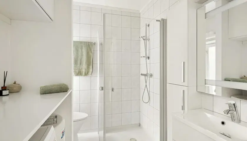 Jak urządzić małą łazienkę, aby stała się funkcjonalnym rajem?