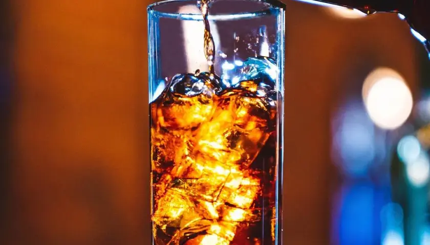 Ile kalorii ma whisky z colą? Sprawdź, jak wpływa na Twoją dietę!