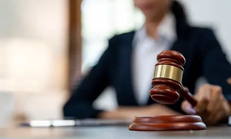 Zniesienie terminu rozprawy – co to oznacza i jakie są przyczyny?