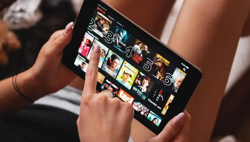 Wypożyczaj, nie subskrybuj – dlaczego coraz więcej osób wybiera jednorazowy dostęp do filmów?