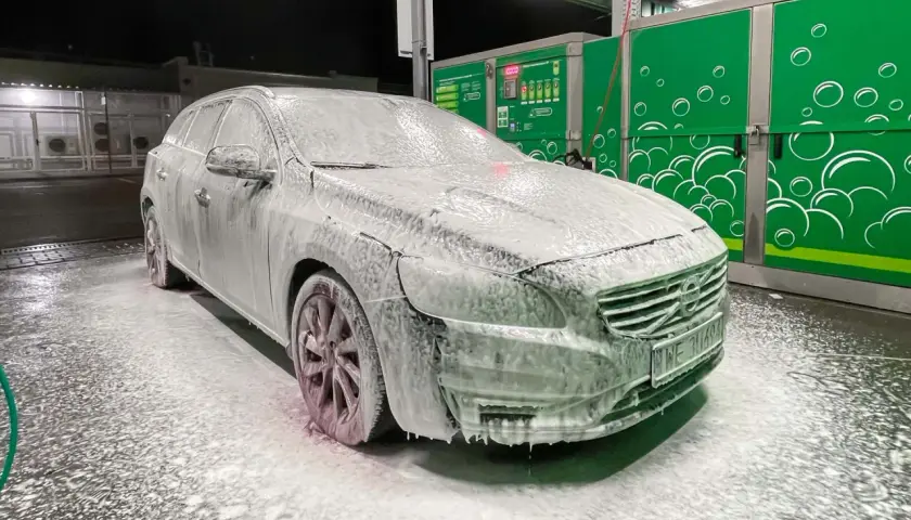Samochód pokryty pianą na myjni automatycznej bezdotykowej. Czekamy na czystość!