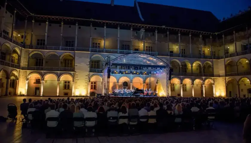 Koncert na dziedzińcu Wawelu. Sprawdź wawel bilety cennik, by nie przegapić takich wydarzeń.