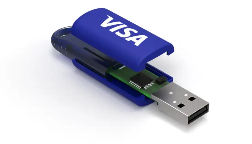 Ein USB-Stick mit VISA-Logo, offen. Die Frage "wie lange halten USB-Sticks" wird durch die Langlebigkeit der Daten auf dem Chip symbolisiert.