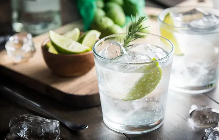Najlepsze drinki z blue gin, które zaskoczą Twoje kubki smakowe