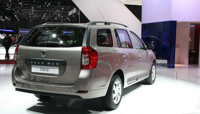 Nowy Dacia Logan MCV II na wystawie, elegancki kombi w kolorze szampańskim.