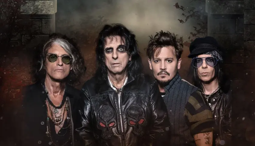 Członkowie Hollywood Vampires: Joe Perry, Alice Cooper, Johnny Depp i Tommy Henriksen pozują do mrocznego portretu.