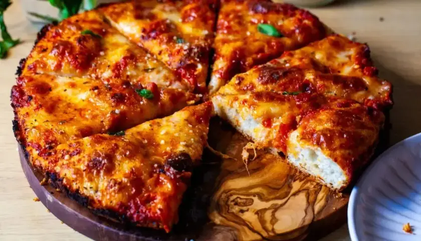 Pyszna pizza rzymska z chrupiącym ciastem, ciągnącym serem i aromatycznym sosem pomidorowym, gotowa do podania.