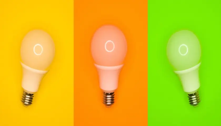Trzy żarówki LED: żółta, pomarańczowa i zielona, każda na tle w tym samym kolorze. Jaka żarówka rozświetli Twój dzień?