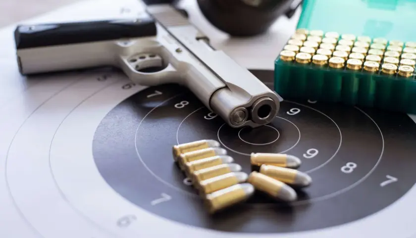 Pistolet, amunicja i tarcza strzelnicza. Tak wygląda przygotowanie do uzyskania pozwolenia na broń.