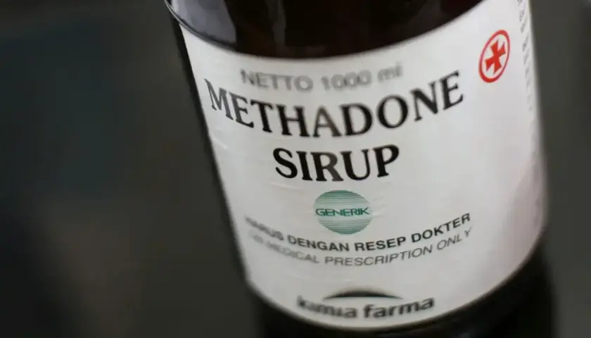 Butelka syropu metadon, lek wydawany na receptę.