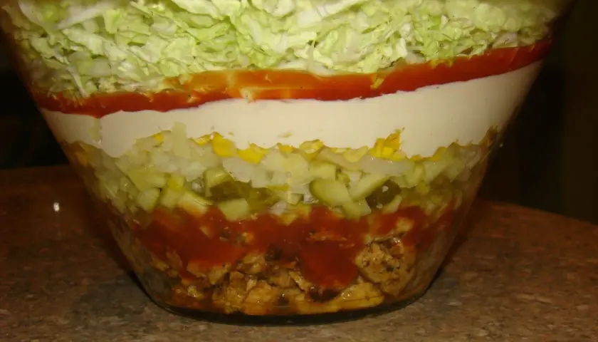 Szybki i prosty przepis na sos do sałatki gyros, który zachwyca