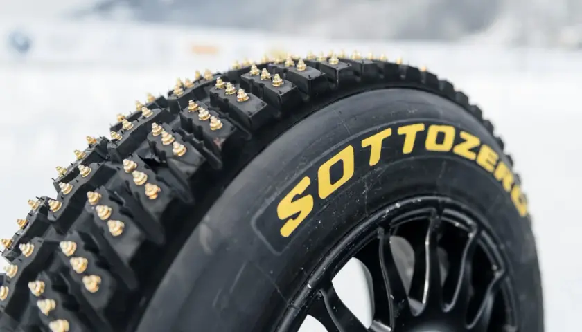 Neumático Sottozero con ruedas con clavos dorados, listo para conquistar el hielo y la nieve.