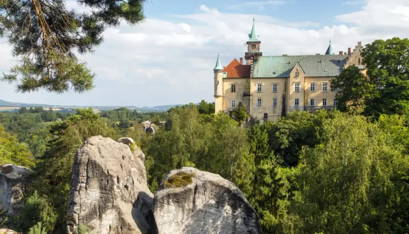 Zamek Hrubá Skála, jeden z symboli tego, z czego słyną Czechy, góruje nad skalistym krajobrazem i lasami.