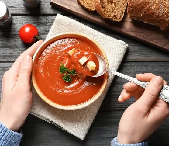 Ile kalorii ma zupa pomidorowa z ryżem? Sprawdź, co zyskujesz!