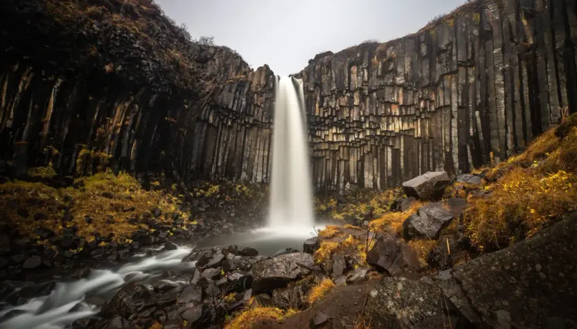 Wodospad Svartifoss, jeden z najpiękniejszych wodospadów świata, spływa po bazaltowych kolumnach.