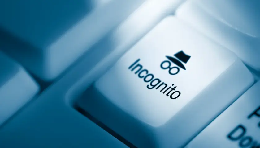 Klawisz z ikoną szpiega i napisem "Incognito" symbolizuje tryb incognito, zapewniający prywatność w sieci.