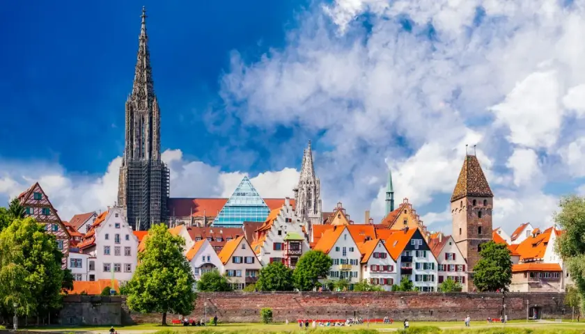 Ulm mit seinem beeindruckenden Münster und malerischen Fachwerkhäusern – ein Ort, der zu den besten Urlaubsziele zählt.