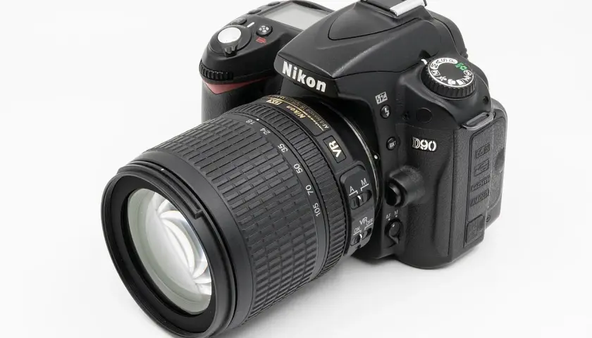 Nikon D90 z obiektywem 18-105mm VR. Aparat cyfrowy z licznymi funkcjami, idealny do nauki fotografii.